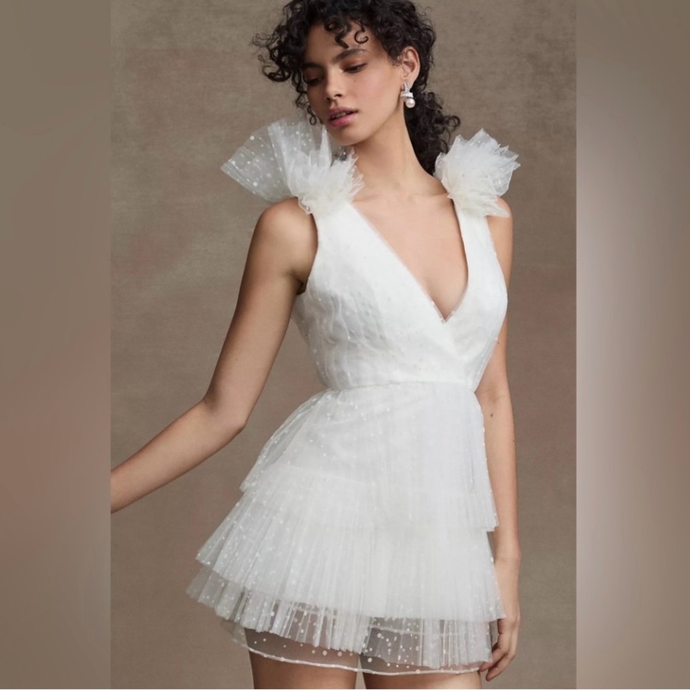 Monique Lhuillier ML Perrie
Tiered Shoulder-Ruffle V-Neck Dress